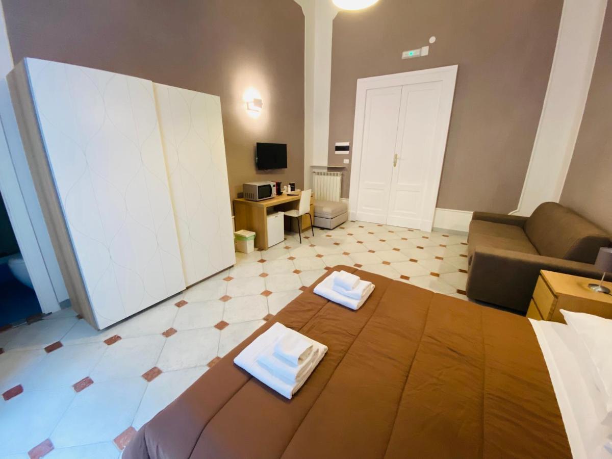 Around Toledo Hotel เนเปิลส์ ภายนอก รูปภาพ