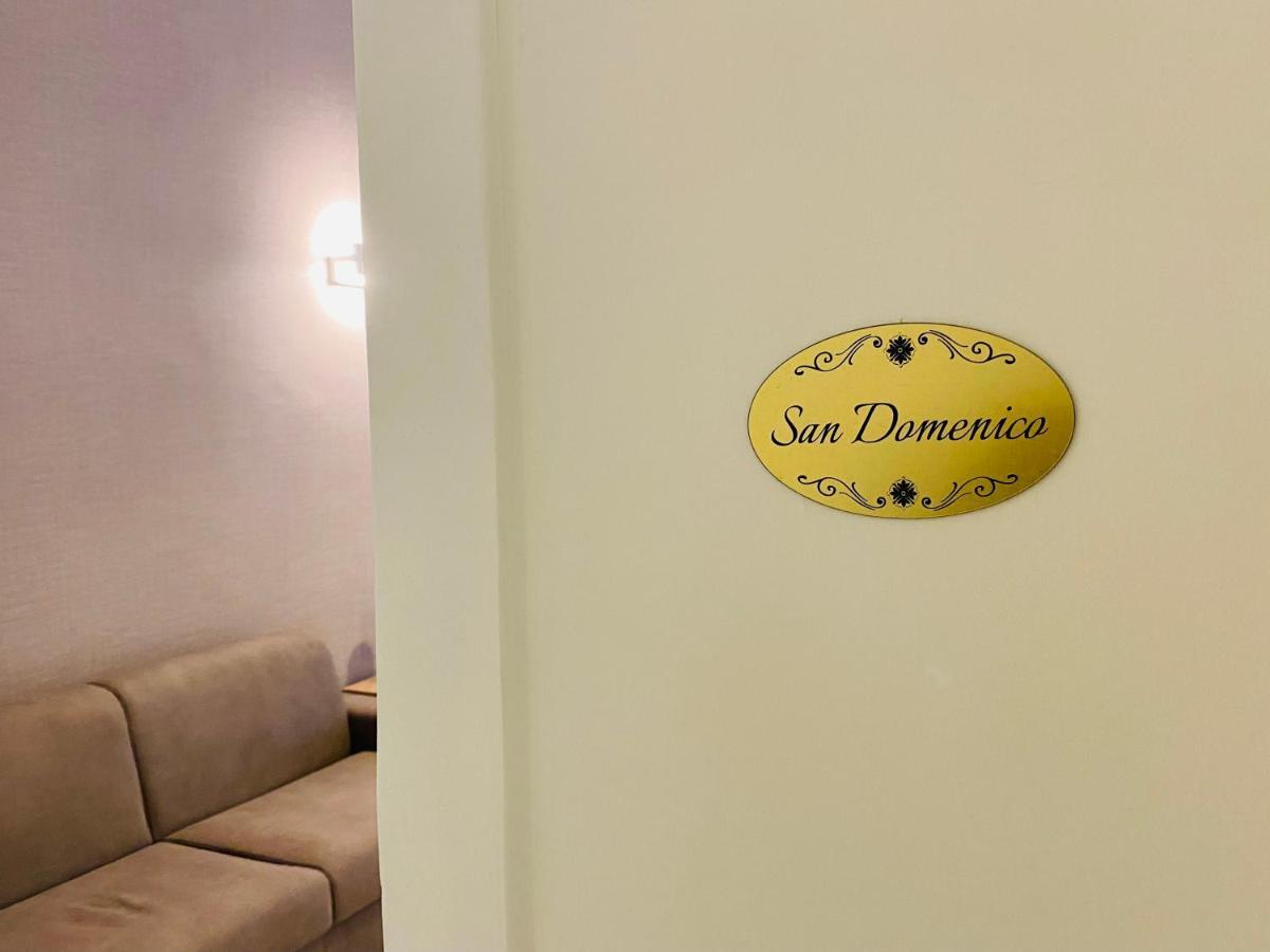 Around Toledo Hotel เนเปิลส์ ภายนอก รูปภาพ