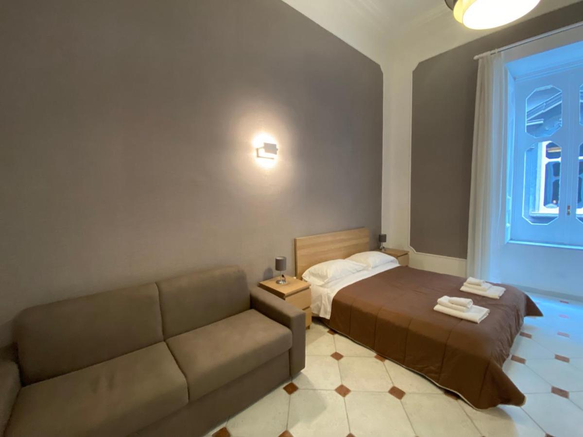 Around Toledo Hotel เนเปิลส์ ภายนอก รูปภาพ