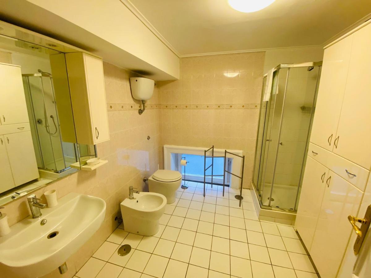 Around Toledo Hotel เนเปิลส์ ภายนอก รูปภาพ